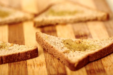 ince dilimlenmiş ekmek zeytinyağı dökülür.