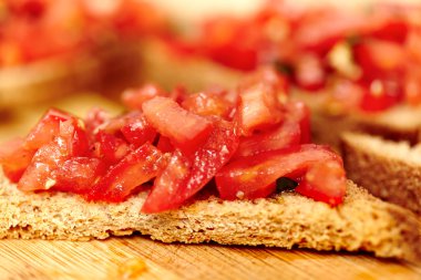 ahşap tahta üzerinde domates bruschetta