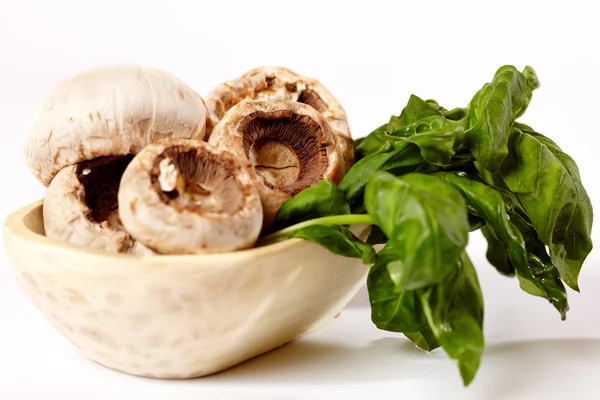 Frische Champignons, Knoblauch und Basilikum in Holzschale — Stockfoto