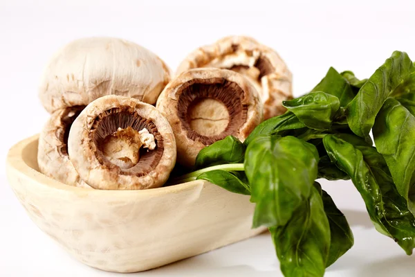 Frische Champignons, Knoblauch und Basilikum in Holzschale — Stockfoto