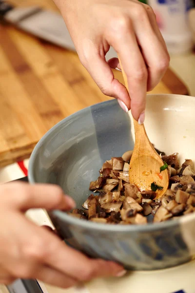 Le mani di cuoca preparano funghi in una ciotola di ceramica — Foto Stock