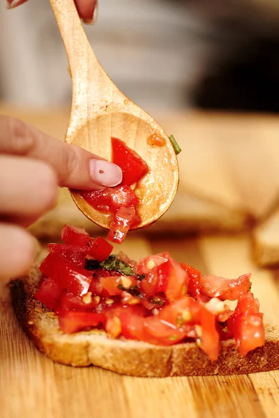 Изготовление томатных брускетт — стоковое фото