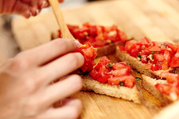 Κάνοντας της ντομάτας bruschettas — Φωτογραφία Αρχείου