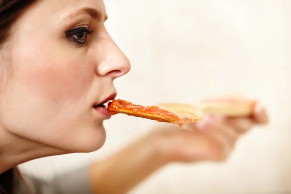 Kadın yemek sosu tatmak — Stok fotoğraf