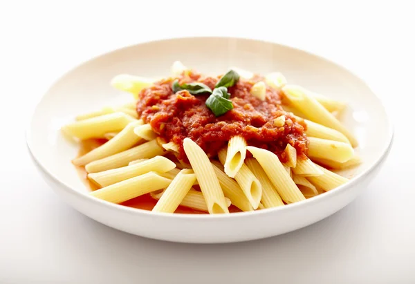 Traditionelle italienische Pasta mit Tomatensauce und Basilikum — Stockfoto