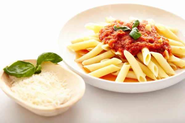 传统的意大利面食配番茄和意大利辣味香肠酱 图库照片