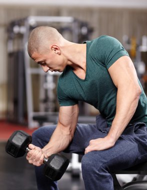 atletik erkek ağır dumbell ile çalışma