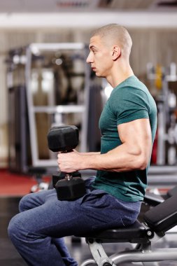 atletik erkek ağır dumbell ile çalışma