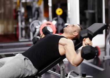 atletik erkek göğsüne çalışma