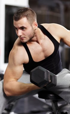 atletik erkek ağır dumbell ile çalışma