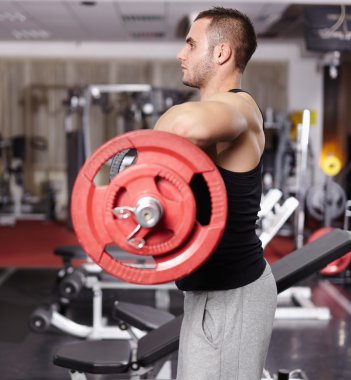 atletik erkek barbell ile çalışma