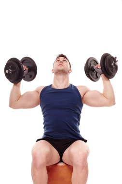 genç adam dumbell ile çalışma