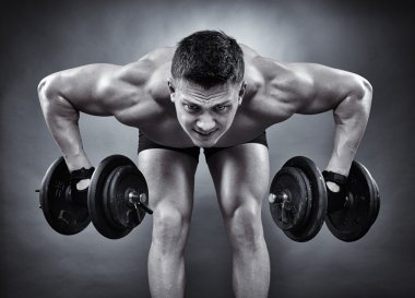 atletik erkek ağır dumbell ile çalışma