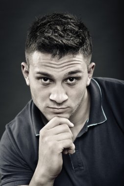 çene üzerinde el ile yakışıklı genç