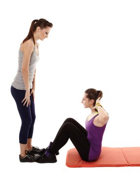 Yardımcı antrenör abs egzersizi yapıyor kadın