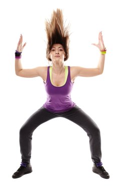 genç atletik kadın dans hamle