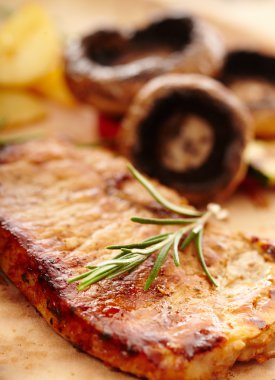 Kızarmış bonfile ve ızgara mantar