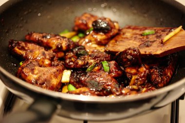 Asya karamel tavuk kanadı