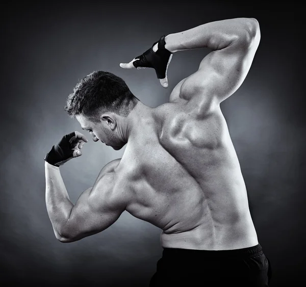 Αθλητικός άνθρωπος κάνει κινήσεις bodybuilding — Φωτογραφία Αρχείου