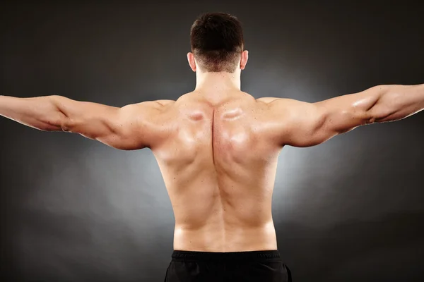 Homem atlético fazendo musculação se move para os músculos das costas — Fotografia de Stock