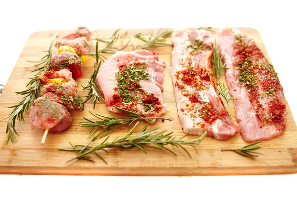 Filete de carne cruda en tabla de corte de madera — Foto de stock