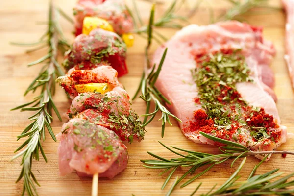 Lombo de porco cru picado e cuspo com carne de porco crua e pimenta — Fotografia de Stock