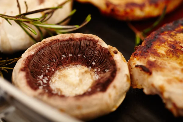 Costeletas de porco fritas e cogumelos champignon na frigideira — Fotografia de Stock