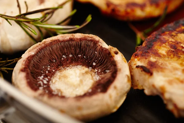 Gebratene Schweinekoteletts und Champignon in der Pfanne — Stockfoto