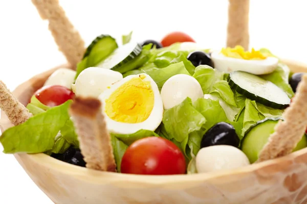 Fräsch sallad i en trä skål — Stockfoto