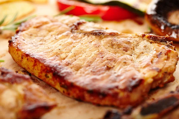 Gebakken pork chop op een houten bord — Stockfoto