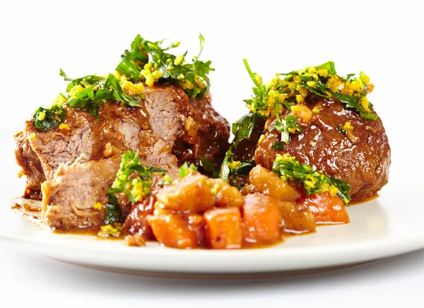 Langsam gekochtes Schienbeinfleisch mit orangefarbenen Gremolata — Stockfoto