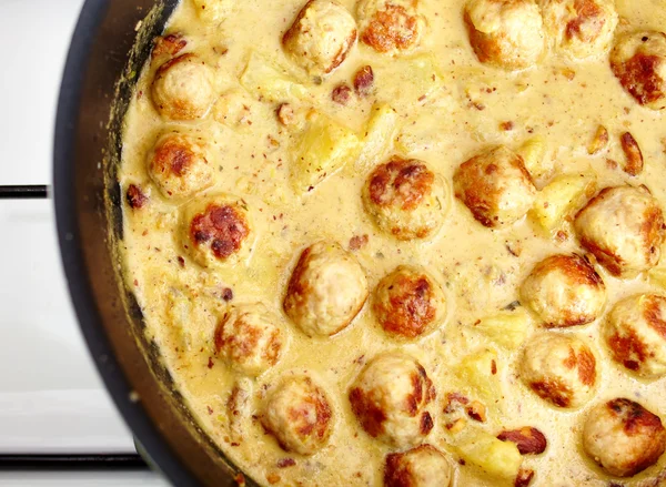 Turkije vlees bal en ananas-curry — Stockfoto