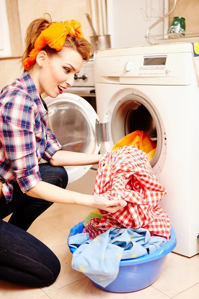 Huisvrouw de Wasserij inbedrijfstelling van de wasmachine — Stockfoto