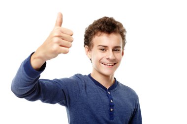 neşeli genç başparmak yukarı işaret yapmaya