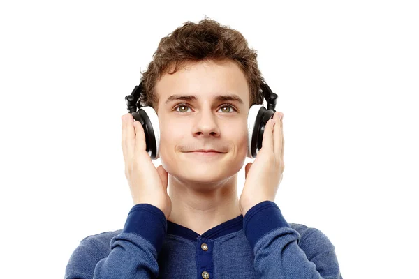 Adolescent appréciant écouter de la musique au casque — Photo