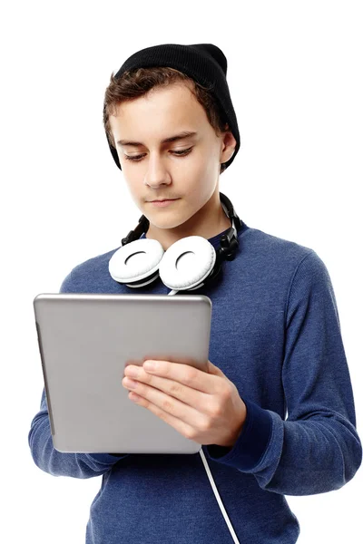 Μοντέρνα έφηβος με την ΚΓΠ και τα ακουστικά γύρω το λαιμό εργασίας — Φωτογραφία Αρχείου
