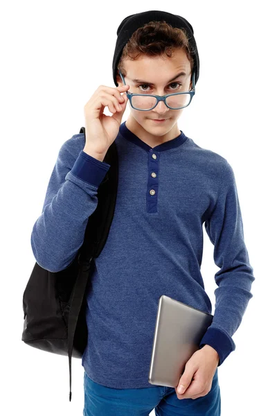 Teenager mit Rucksack schaut neugierig über die Brille — Stockfoto