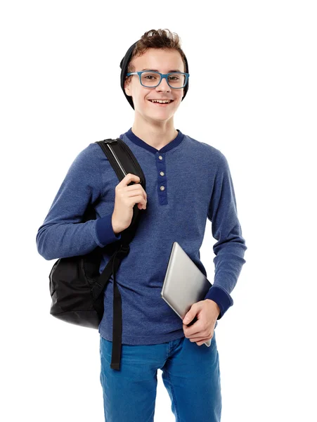 Adolescente alegre com mochila usando boné e óculos e segure — Fotografia de Stock