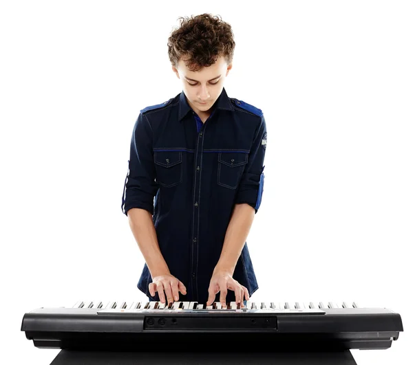 Tinédzser játszik egy elektronikus zongora — Stock Fotó