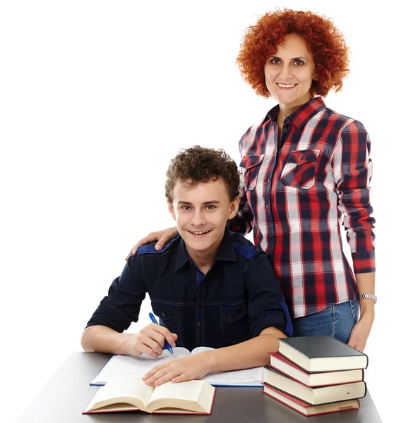Mamma står nära sons skrivbord med handen på hans axel — Stockfoto