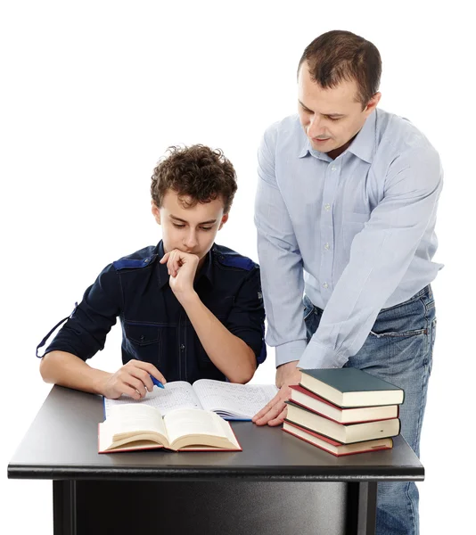 Père debout près du bureau de son fils l'aidant à faire ses devoirs — Photo