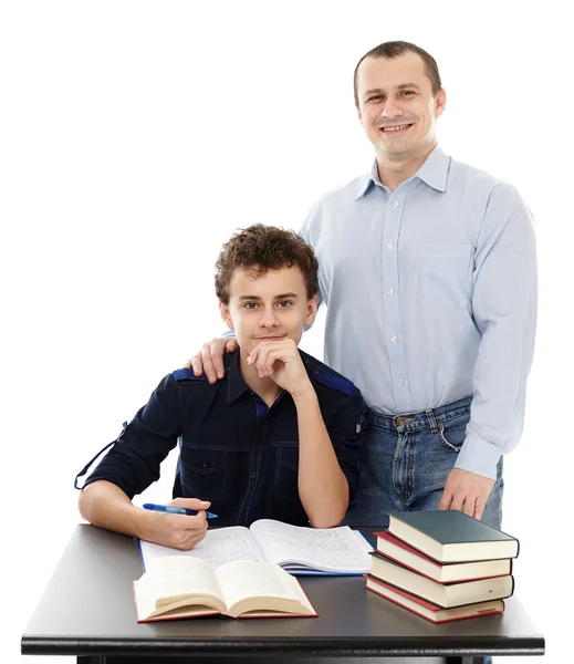 Vader helpt zijn zoon met huiswerk — Stockfoto