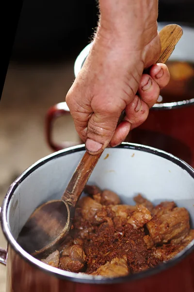 Varkensvlees brokken in een pot — Stockfoto