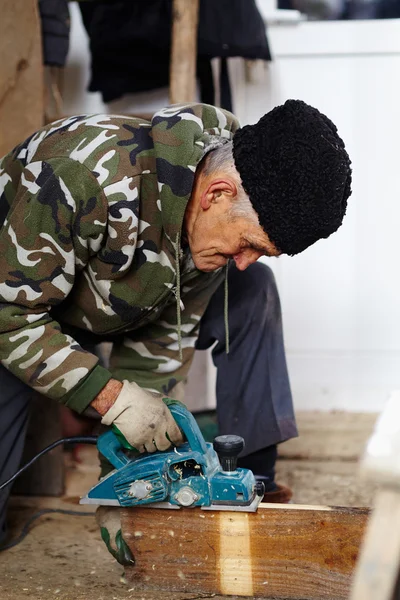 Old carpenter — Stock Photo, Image