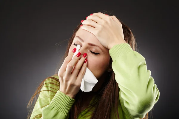 Молодая женщина с гриппом — стоковое фото