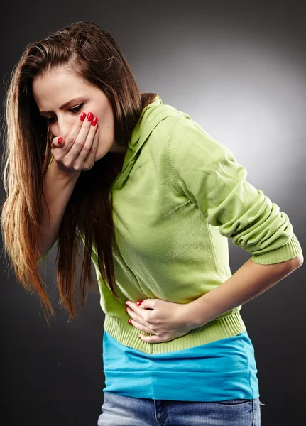 Mujer enferma a punto de vomitar sosteniendo su estómago — Foto de Stock