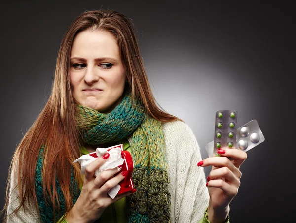 Mujer sosteniendo una taza de té caliente y expresando disgusto a algunos bl — Foto de Stock