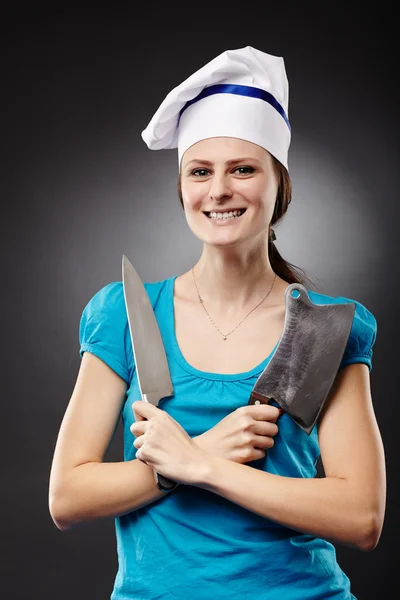 Femme chef tenant un couteau et un hachoir — Photo