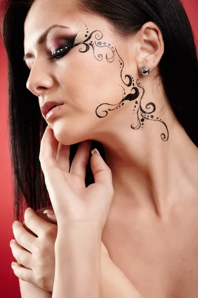 美丽的黑发女人面部纹身 — 图库照片