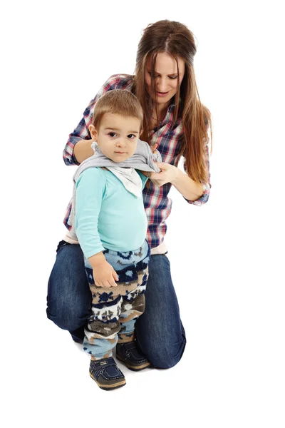 Vestir al niño pequeño — Foto de Stock